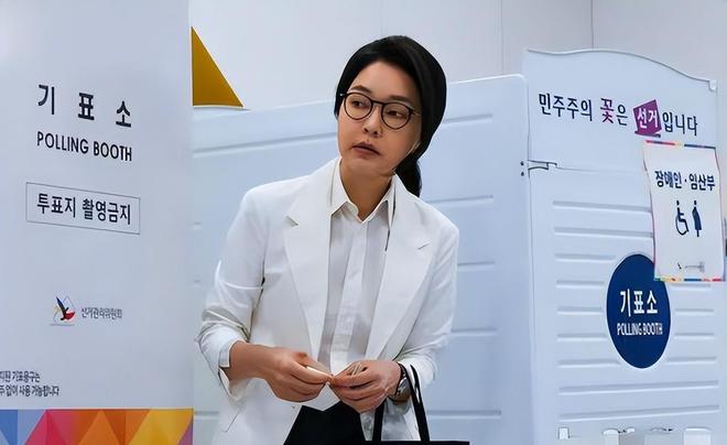 金建希后才发现自然脸和整容脸差距很明显AG真人国际看到59岁金惠景和53岁(图3) 金建希后才发现自然脸和整容脸差距很明显AG真人国际看到59岁金惠景和53岁(图3)