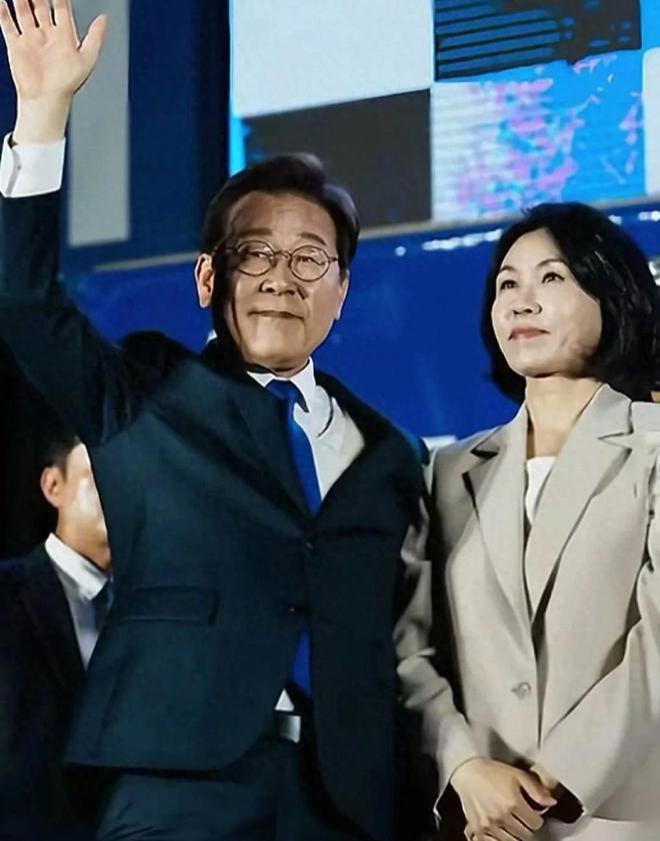 金建希后才发现自然脸和整容脸差距很明显AG真人国际看到59岁金惠景和53岁(图7) 金建希后才发现自然脸和整容脸差距很明显AG真人国际看到59岁金惠景和53岁(图7)