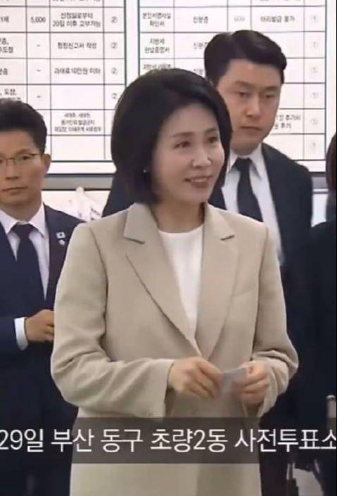 金建希后才发现自然脸和整容脸差距很明显AG真人国际看到59岁金惠景和53岁(图4) 金建希后才发现自然脸和整容脸差距很明显AG真人国际看到59岁金惠景和53岁(图4)