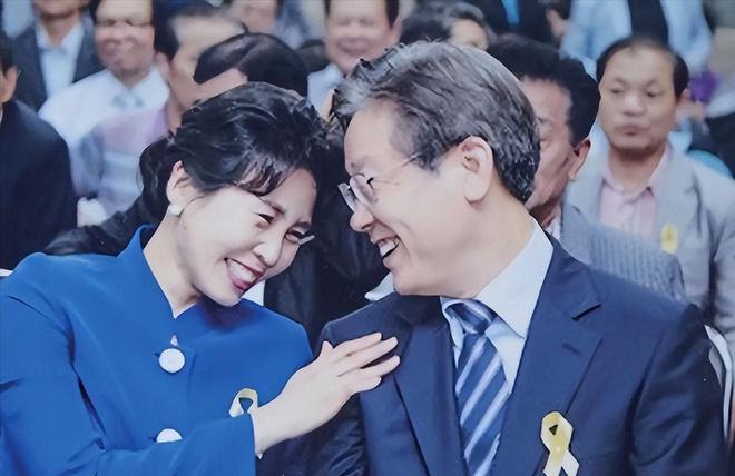 金建希后才发现自然脸和整容脸差距很明显AG真人国际看到59岁金惠景和53岁(图10) 金建希后才发现自然脸和整容脸差距很明显AG真人国际看到59岁金惠景和53岁(图10)