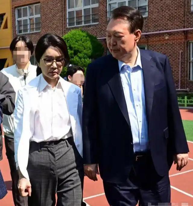 金建希后才发现自然脸和整容脸差距很明显AG真人国际看到59岁金惠景和53岁(图12) 金建希后才发现自然脸和整容脸差距很明显AG真人国际看到59岁金惠景和53岁(图12)