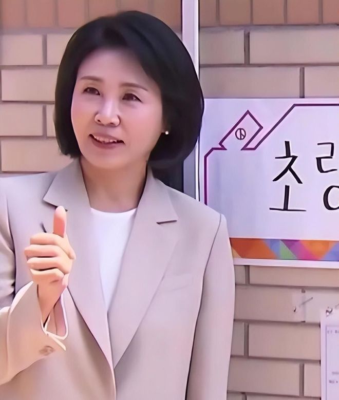 金建希后才发现自然脸和整容脸差距很明显AG真人国际看到59岁金惠景和53岁(图15) 金建希后才发现自然脸和整容脸差距很明显AG真人国际看到59岁金惠景和53岁(图15)