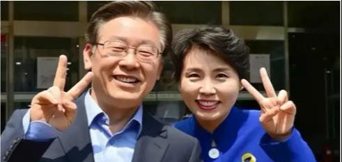 金建希后才发现自然脸和整容脸差距很明显AG真人国际看到59岁金惠景和53岁(图21) 金建希后才发现自然脸和整容脸差距很明显AG真人国际看到59岁金惠景和53岁(图21)