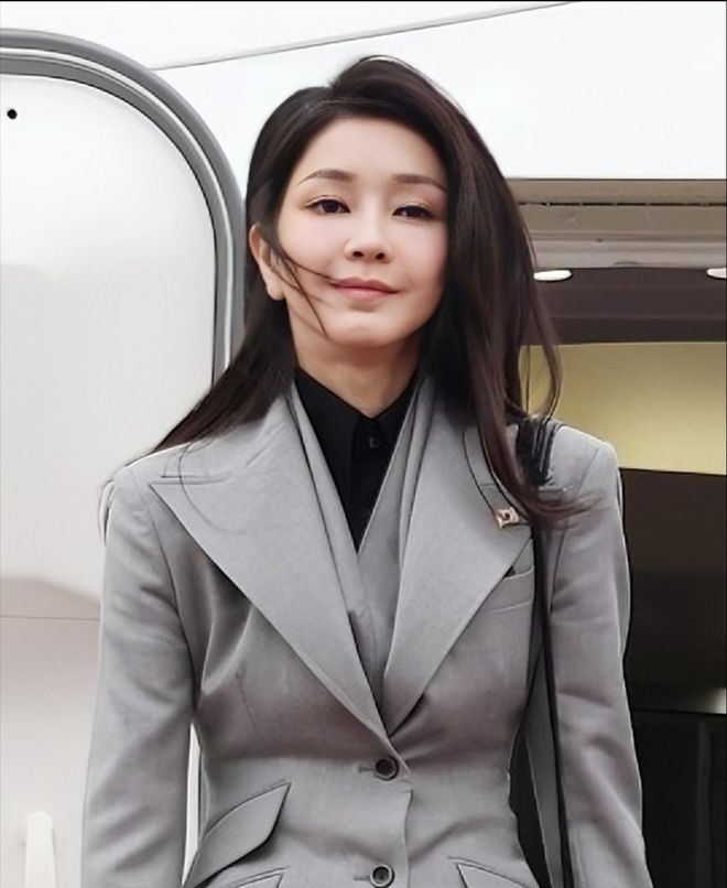 金建希后才发现自然脸和整容脸差距很明显AG真人国际看到59岁金惠景和53岁(图23) 金建希后才发现自然脸和整容脸差距很明显AG真人国际看到59岁金惠景和53岁(图23)